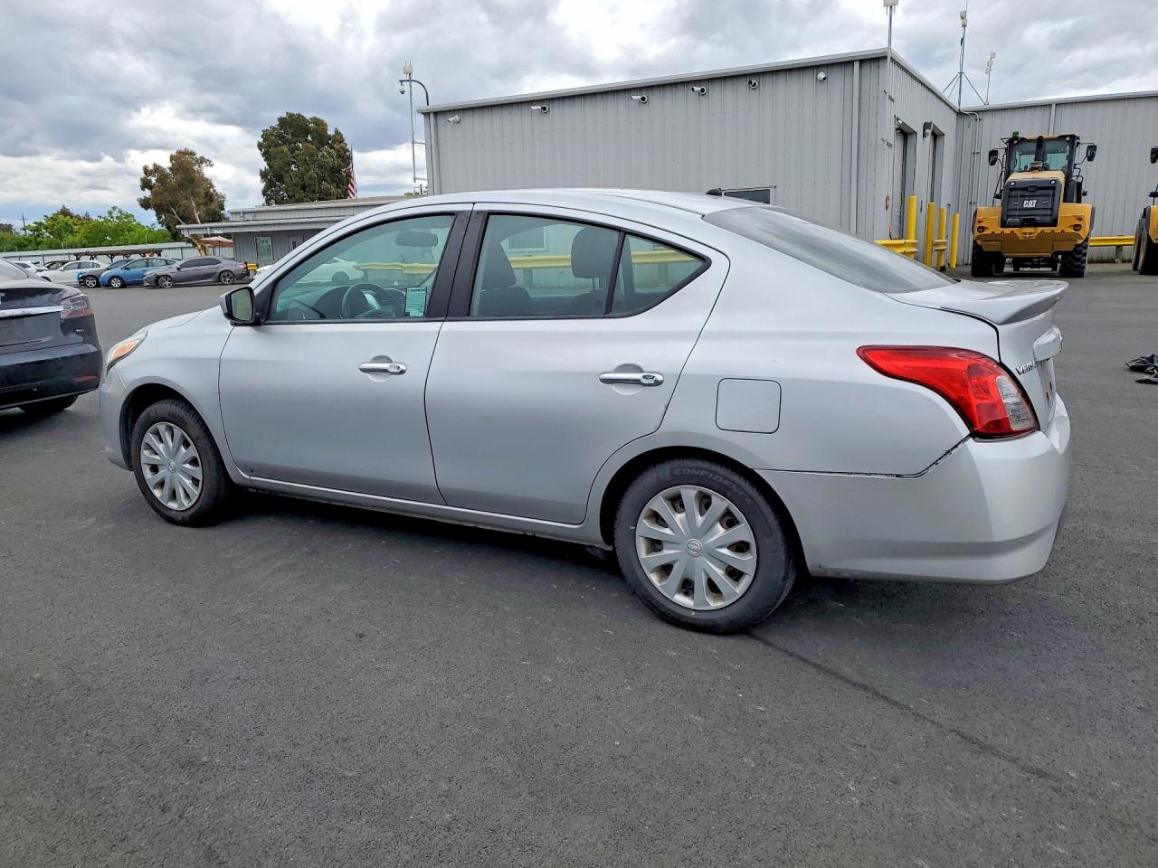 2019 NISSAN VERSA SV photo 3