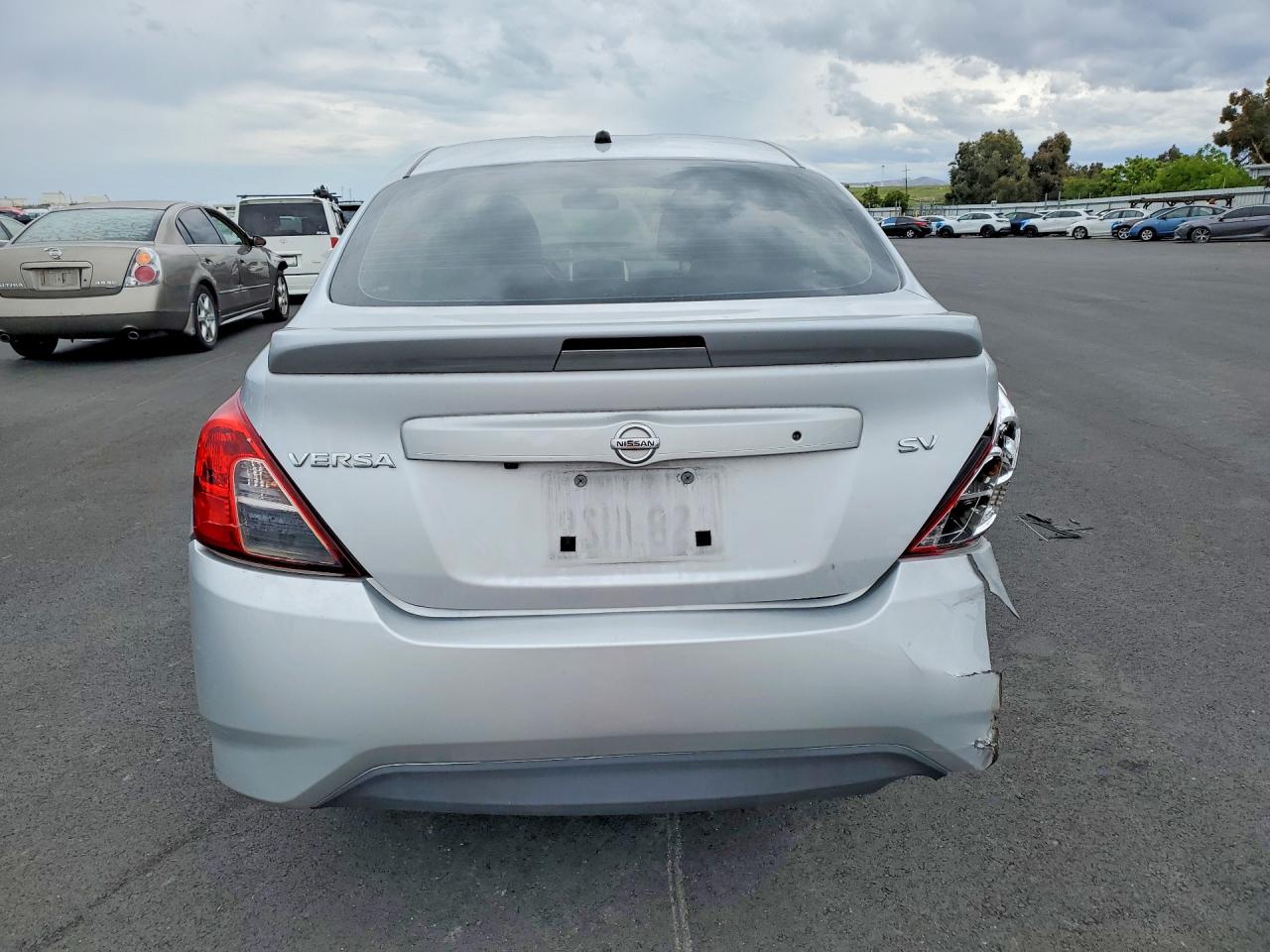 2019 NISSAN VERSA SV photo 11