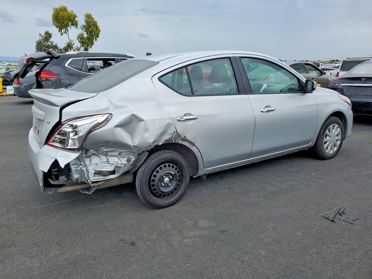 2019 NISSAN VERSA SV photo 5