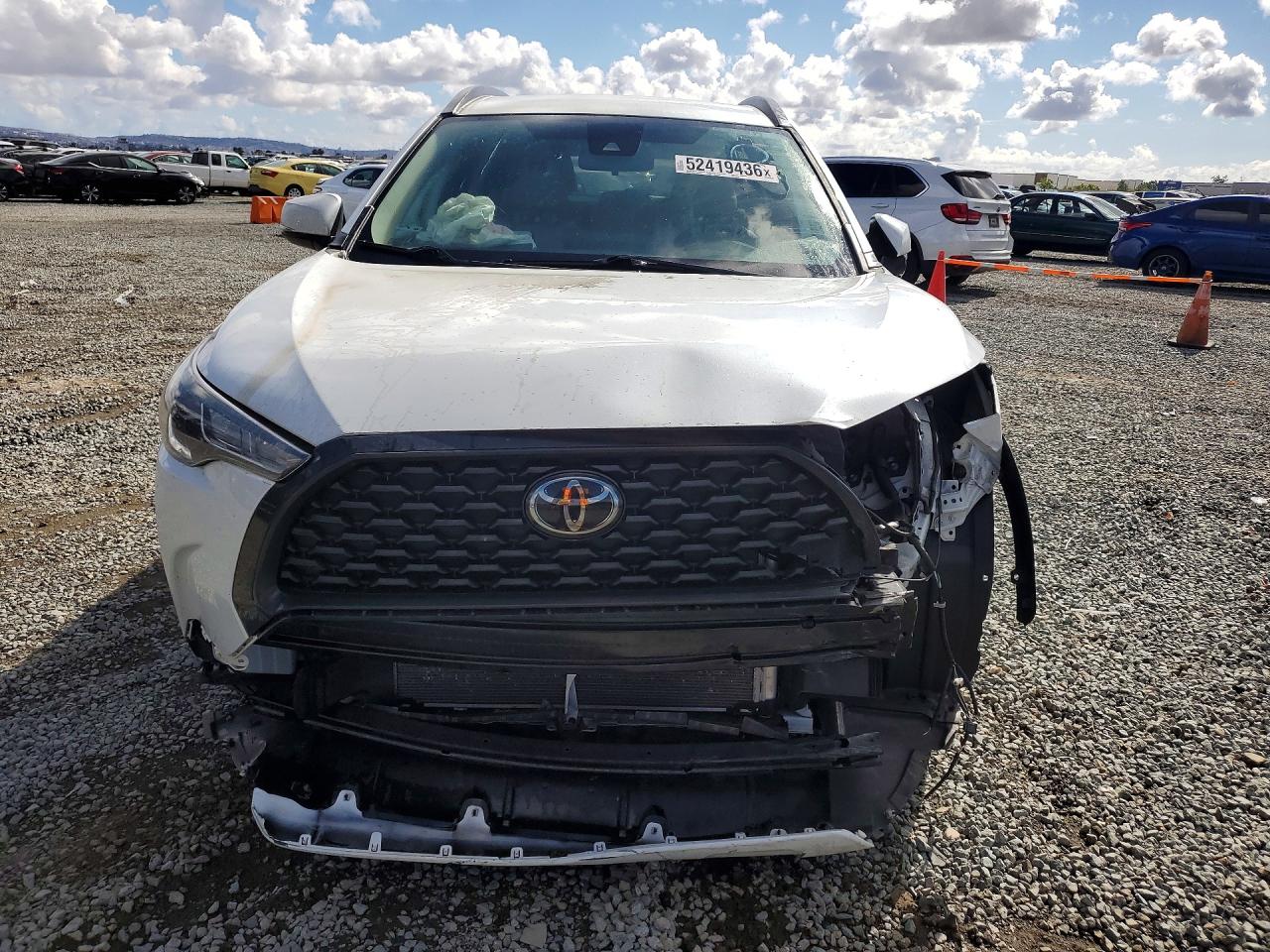 2022 TOYOTA COROLLA CROSS LE photo 9