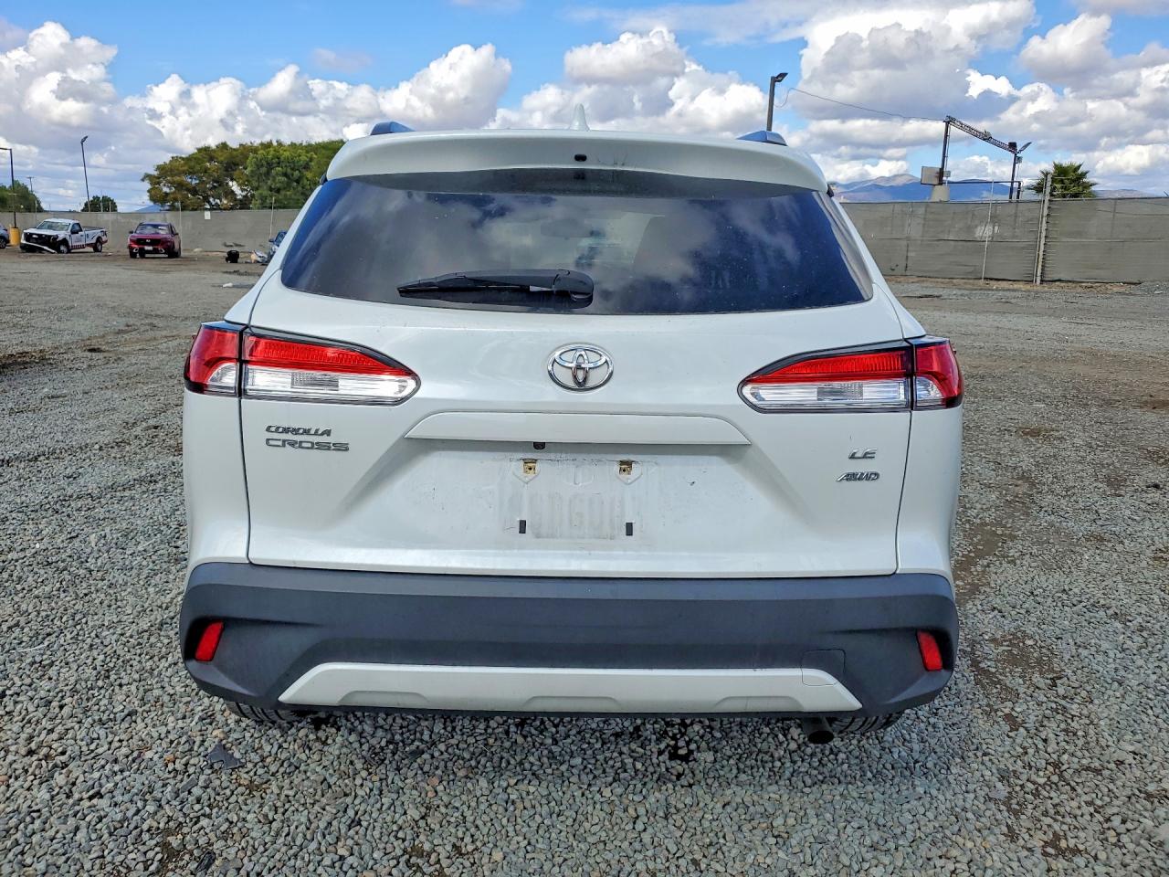 2022 TOYOTA COROLLA CROSS LE photo 11