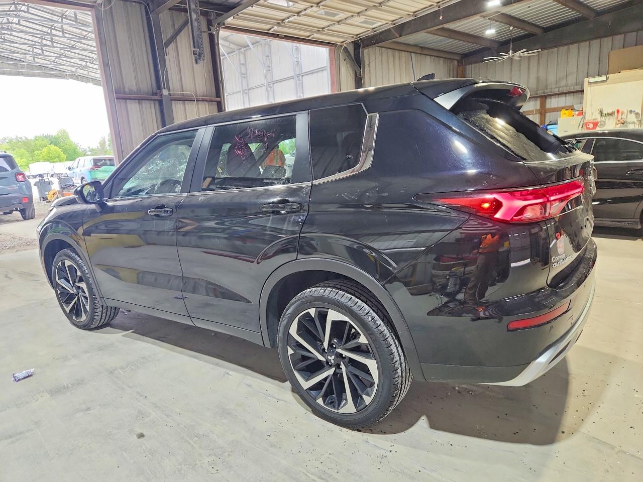 2024 MITSUBISHI OUTLANDER SE photo 2