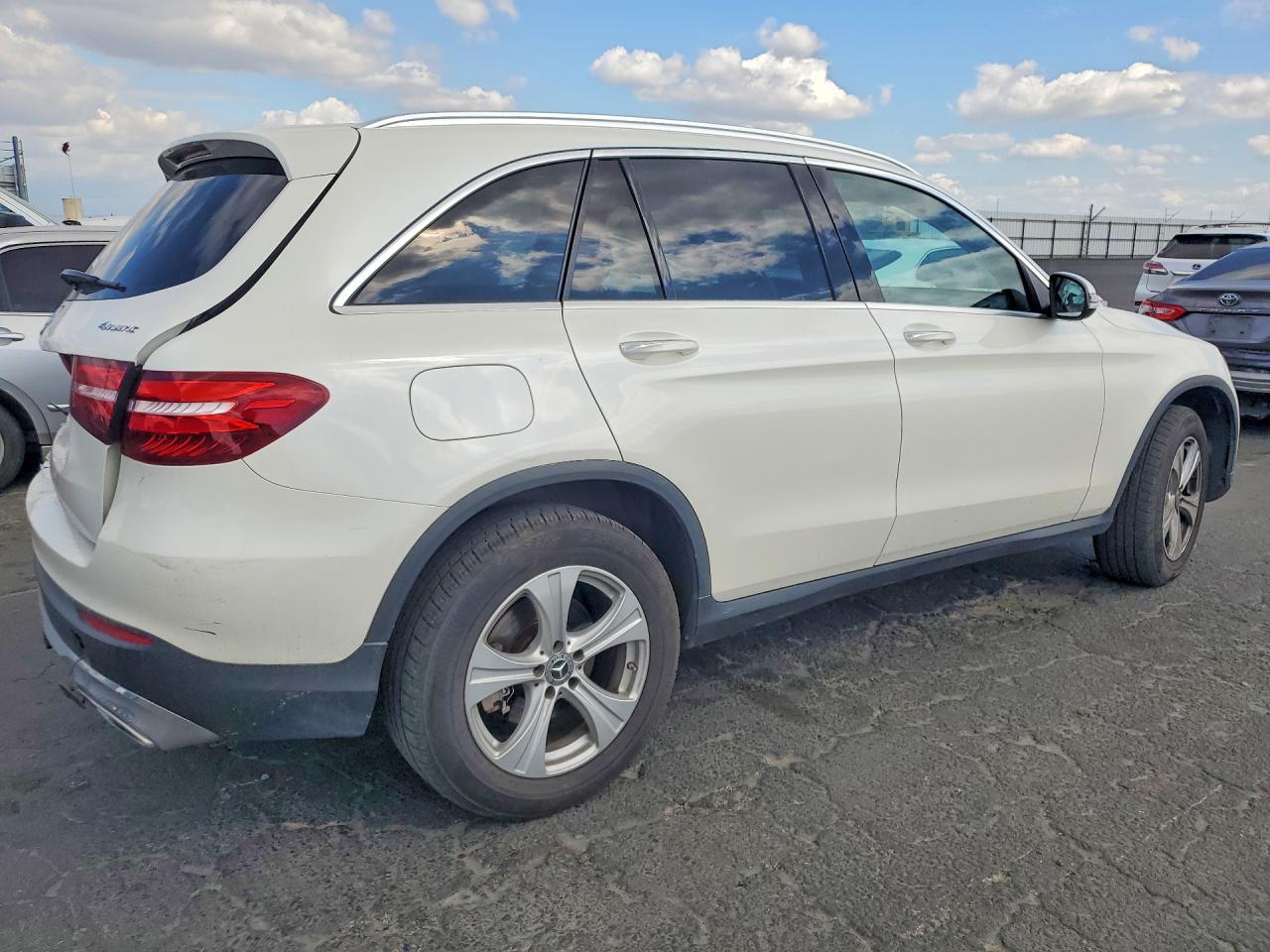 2017 MERCEDES-BENZ GLC 300 4MATIC photo 5