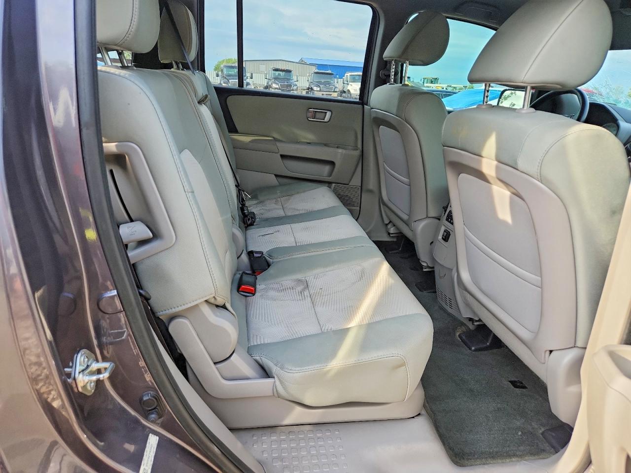 2015 HONDA PILOT LX photo 19