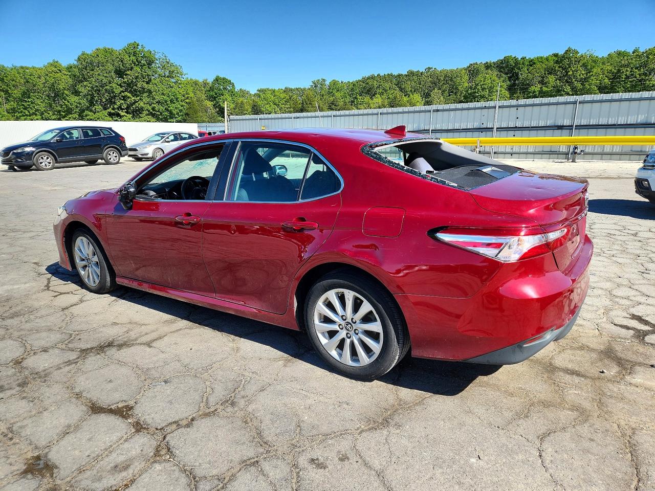 2019 TOYOTA CAMRY LE photo 3