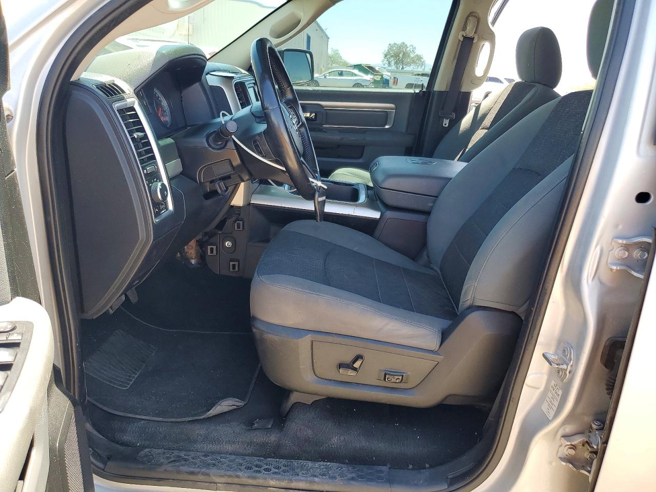 2016 RAM 1500 SLT photo 13