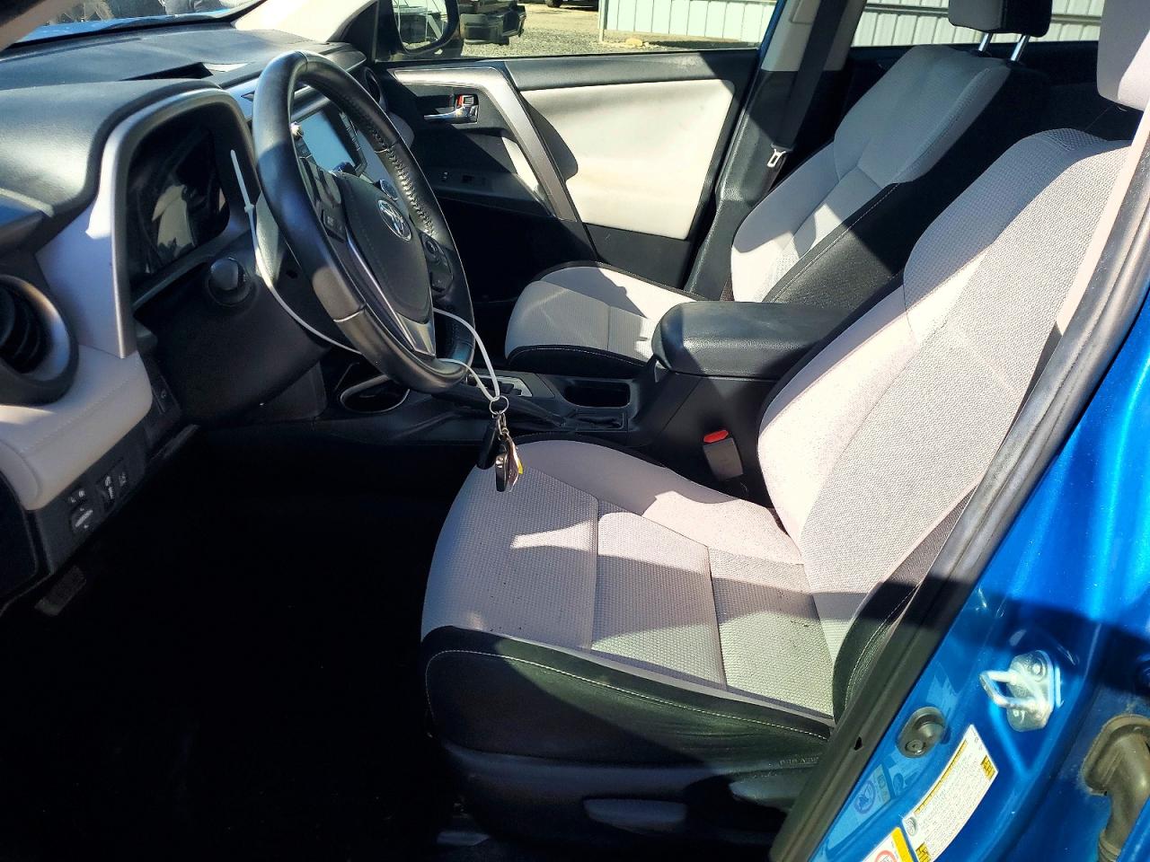 2017 TOYOTA RAV4 XLE photo 7