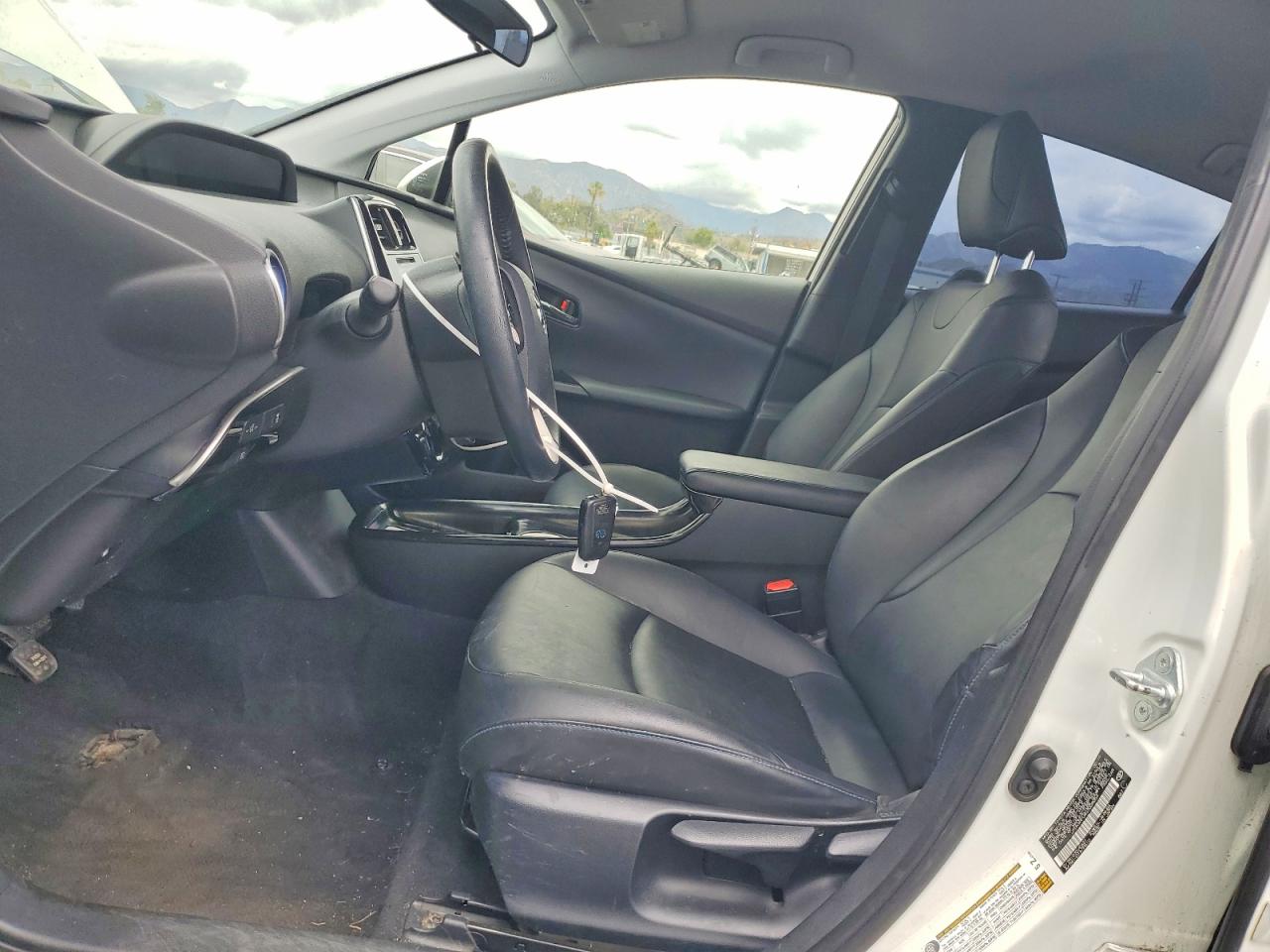 2016 TOYOTA PRIUS THREE TOURING photo 13
