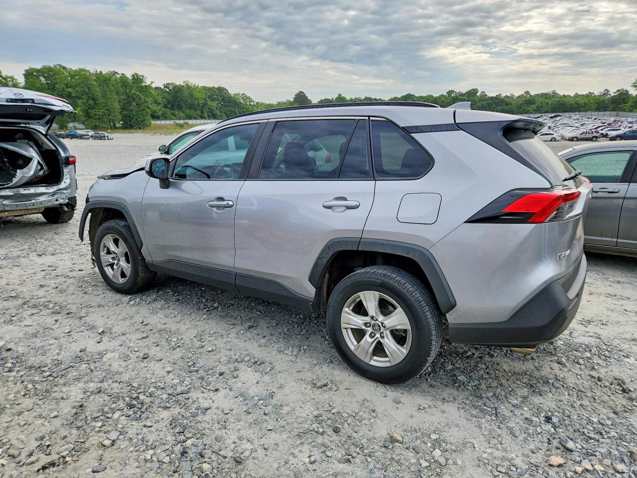 2019 TOYOTA RAV4 XLE photo 3