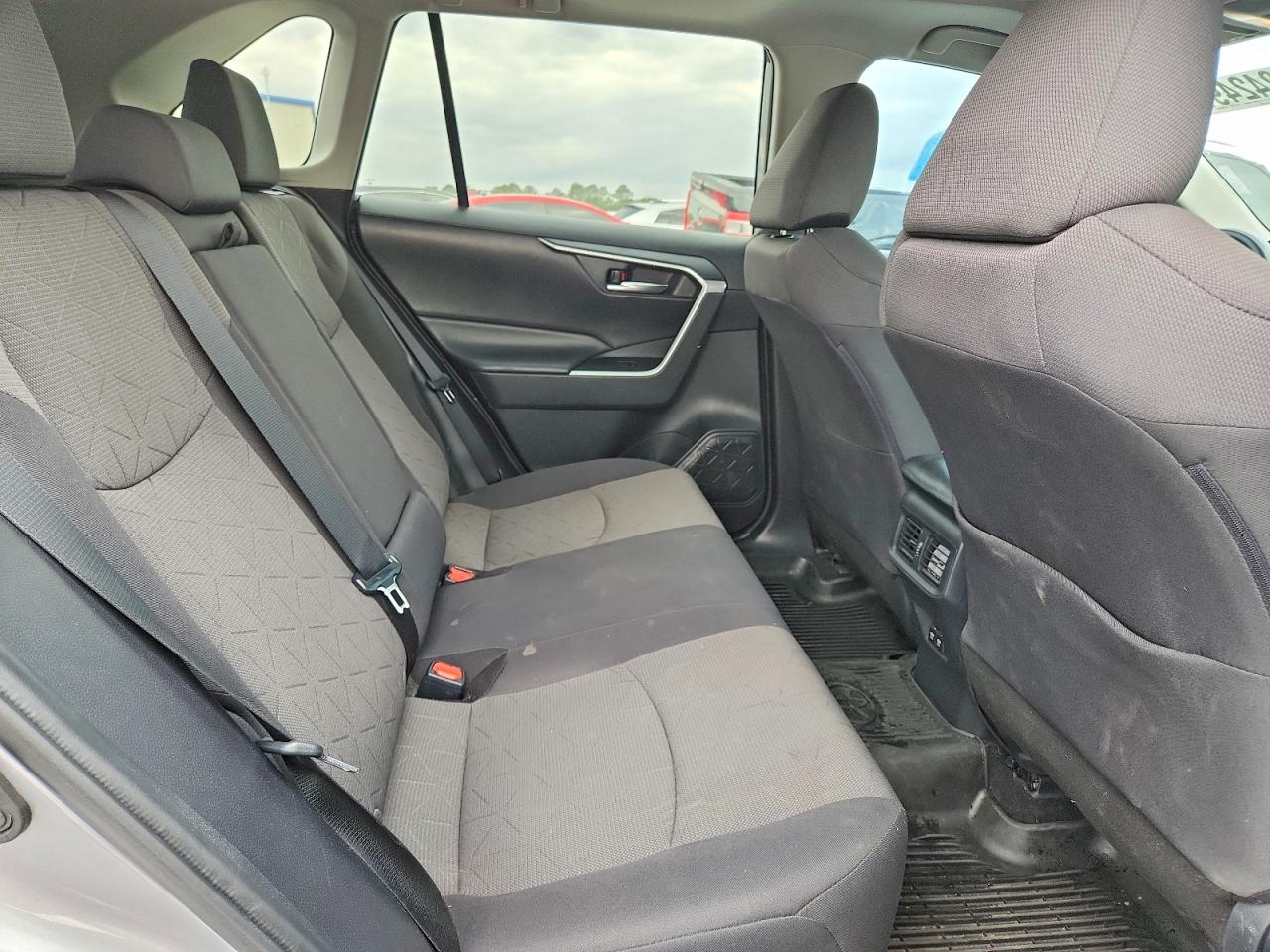 2019 TOYOTA RAV4 XLE photo 21