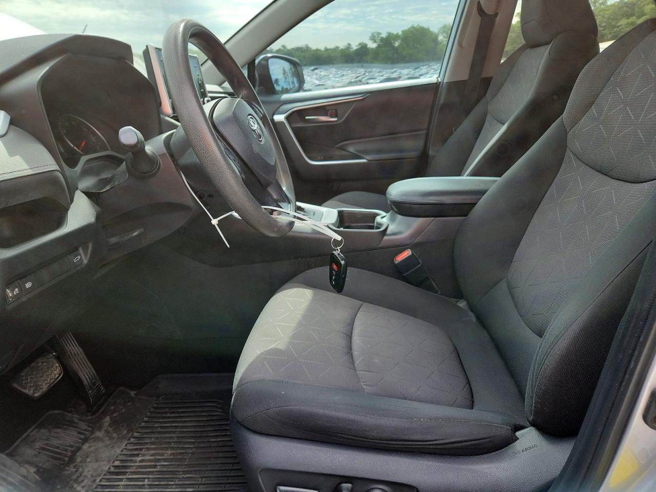 2019 TOYOTA RAV4 XLE photo 13
