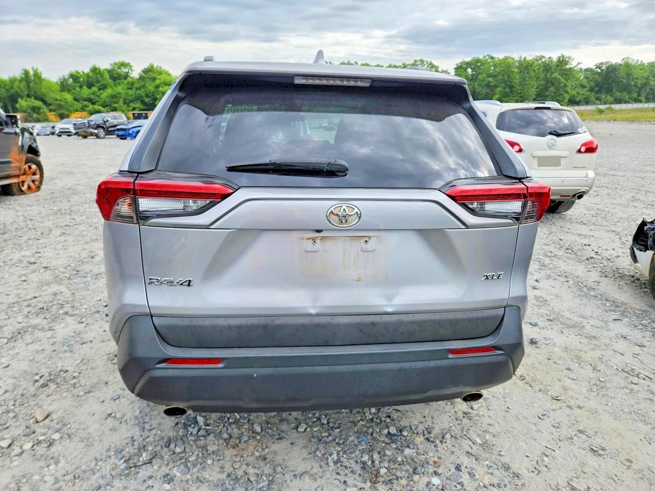 2019 TOYOTA RAV4 XLE photo 11