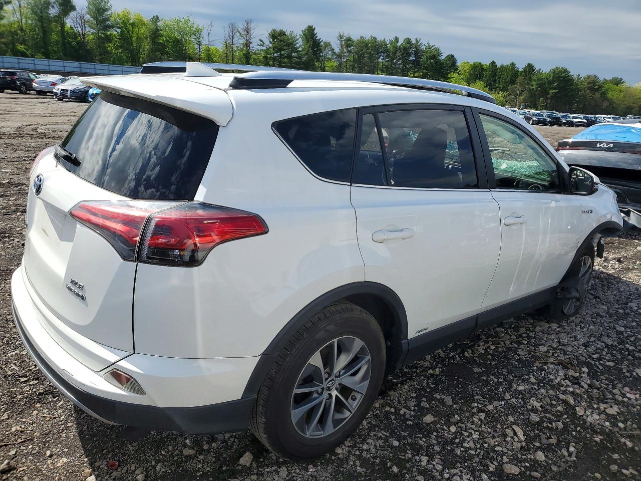 2016 TOYOTA RAV4 HV XLE photo 3