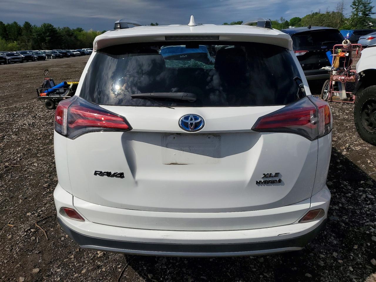 2016 TOYOTA RAV4 HV XLE photo 6