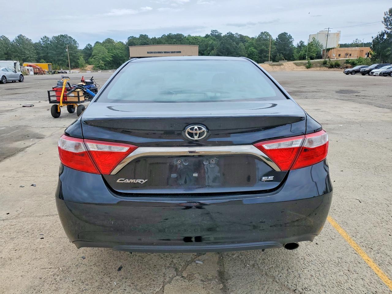 2016 TOYOTA CAMRY SE photo 6