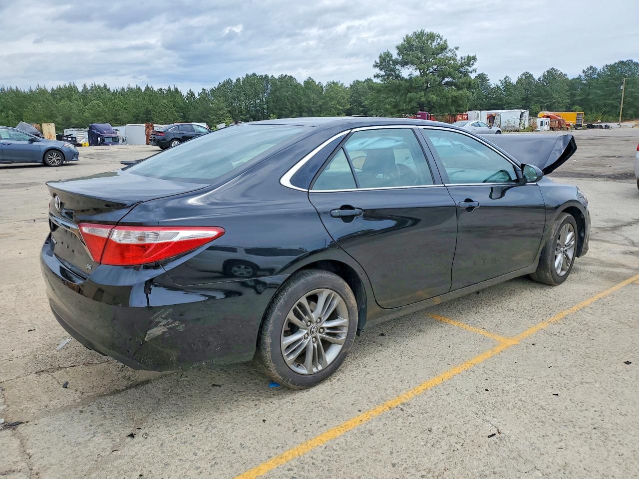 2016 TOYOTA CAMRY SE photo 3