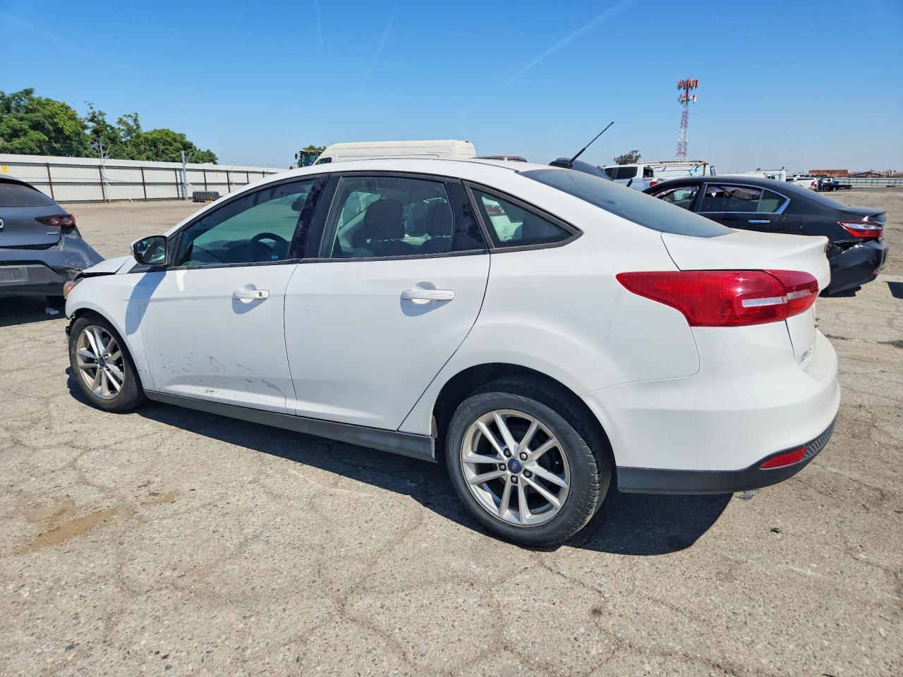 2017 FORD FOCUS SE photo 4