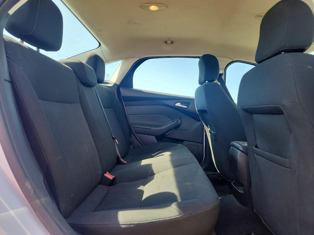 2017 FORD FOCUS SE photo 28