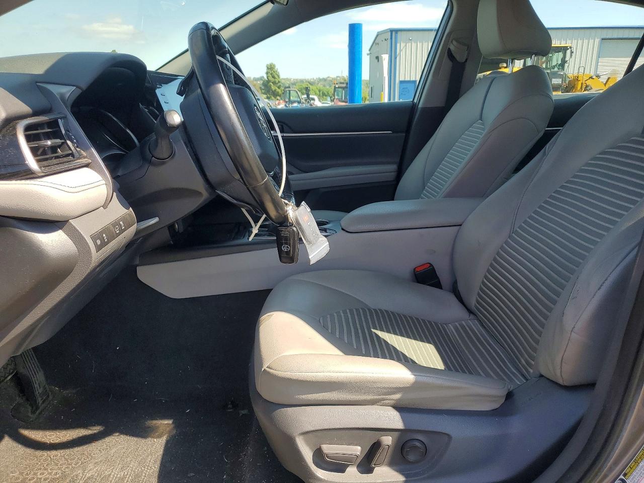 2021 TOYOTA CAMRY SE photo 13