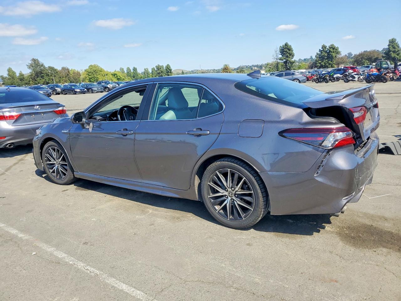 2021 TOYOTA CAMRY SE photo 3