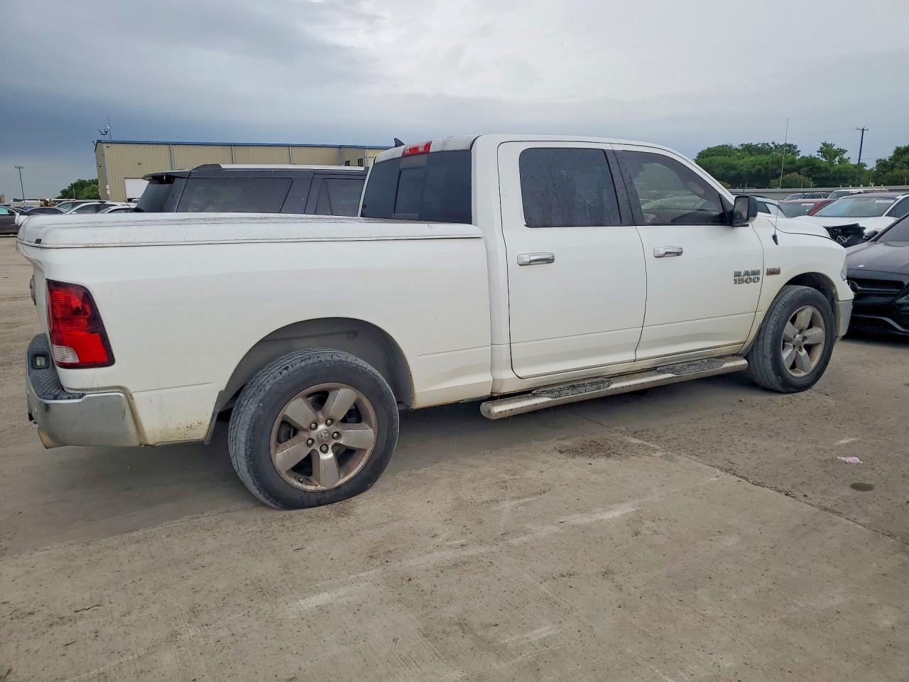 2016 RAM 1500 SLT photo 7