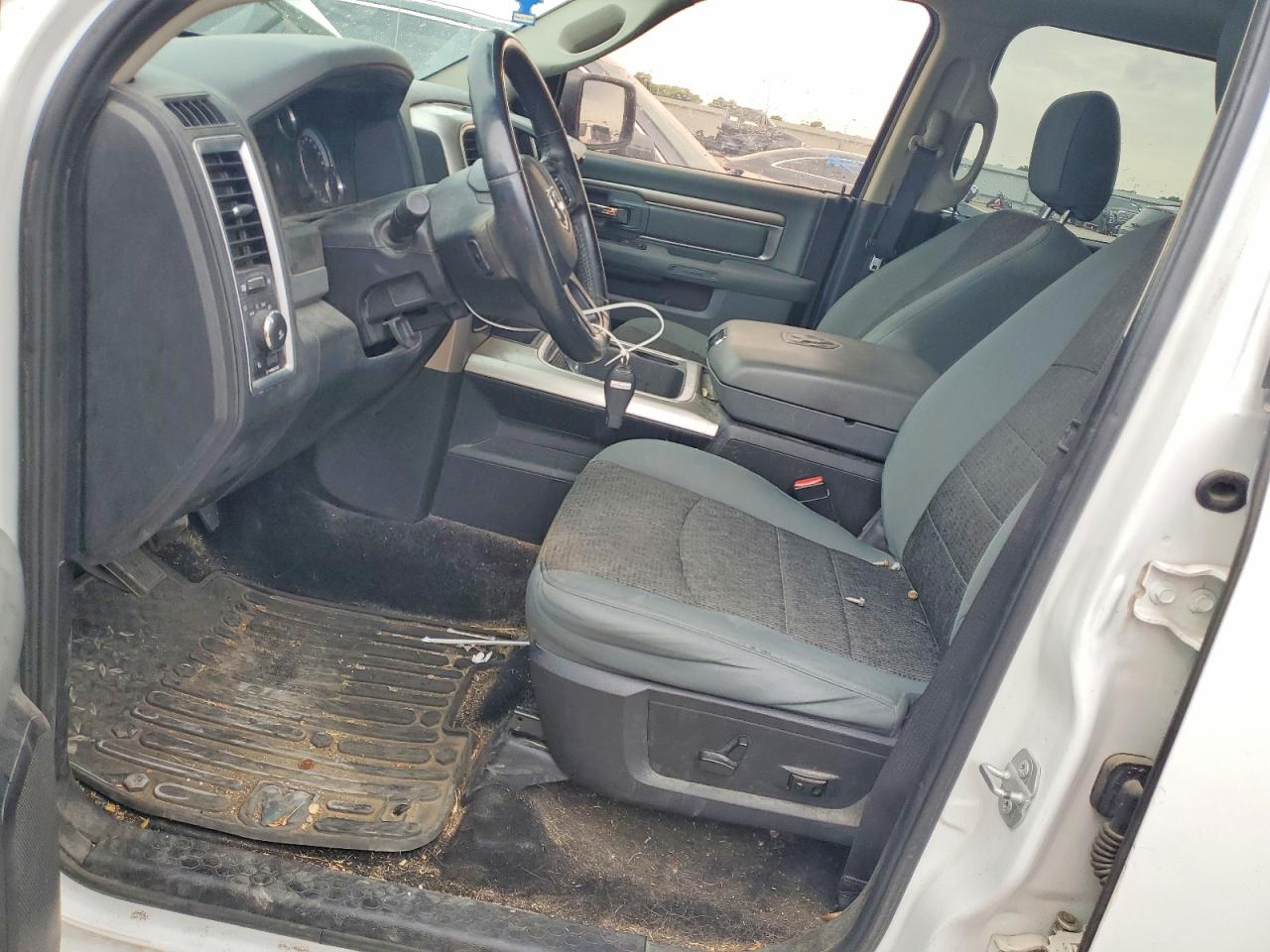 2016 RAM 1500 SLT photo 19