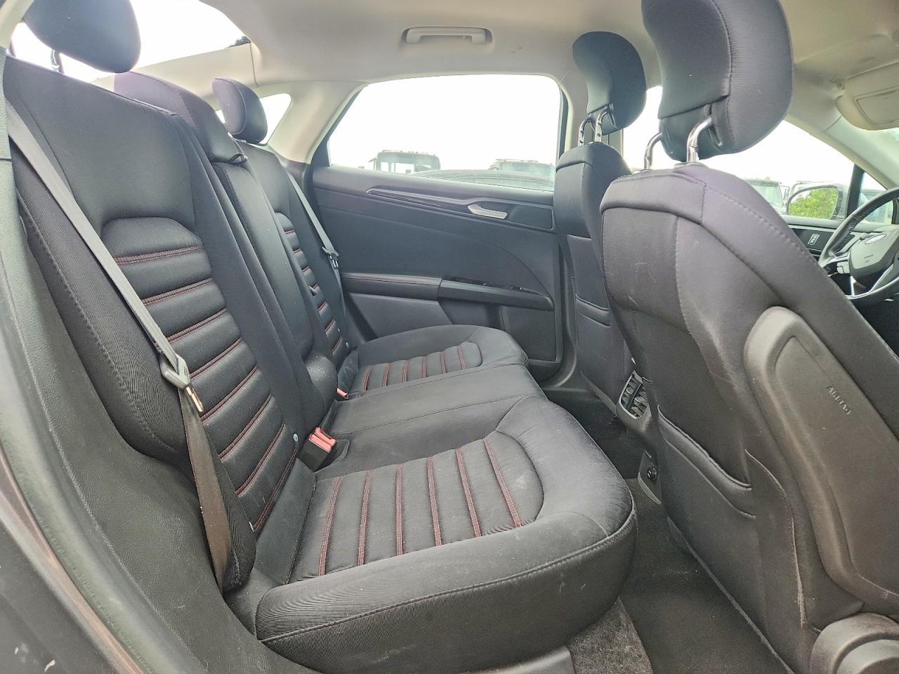 2014 FORD FUSION SE photo 19