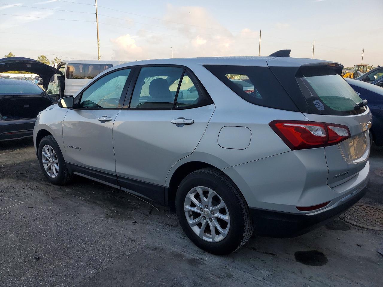 2018 CHEVROLET EQUINOX LS photo 3