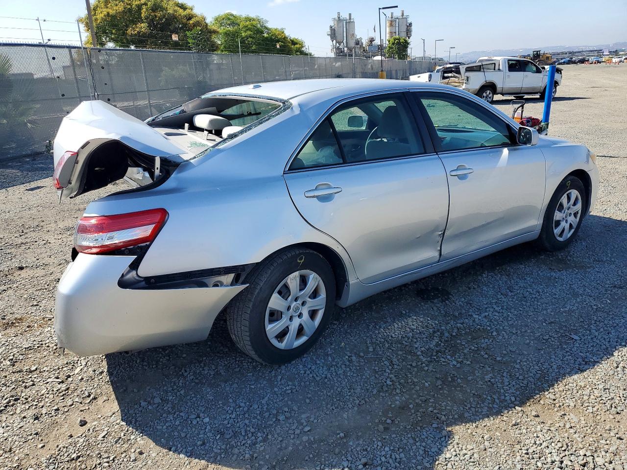 2010 TOYOTA CAMRY LE photo 3