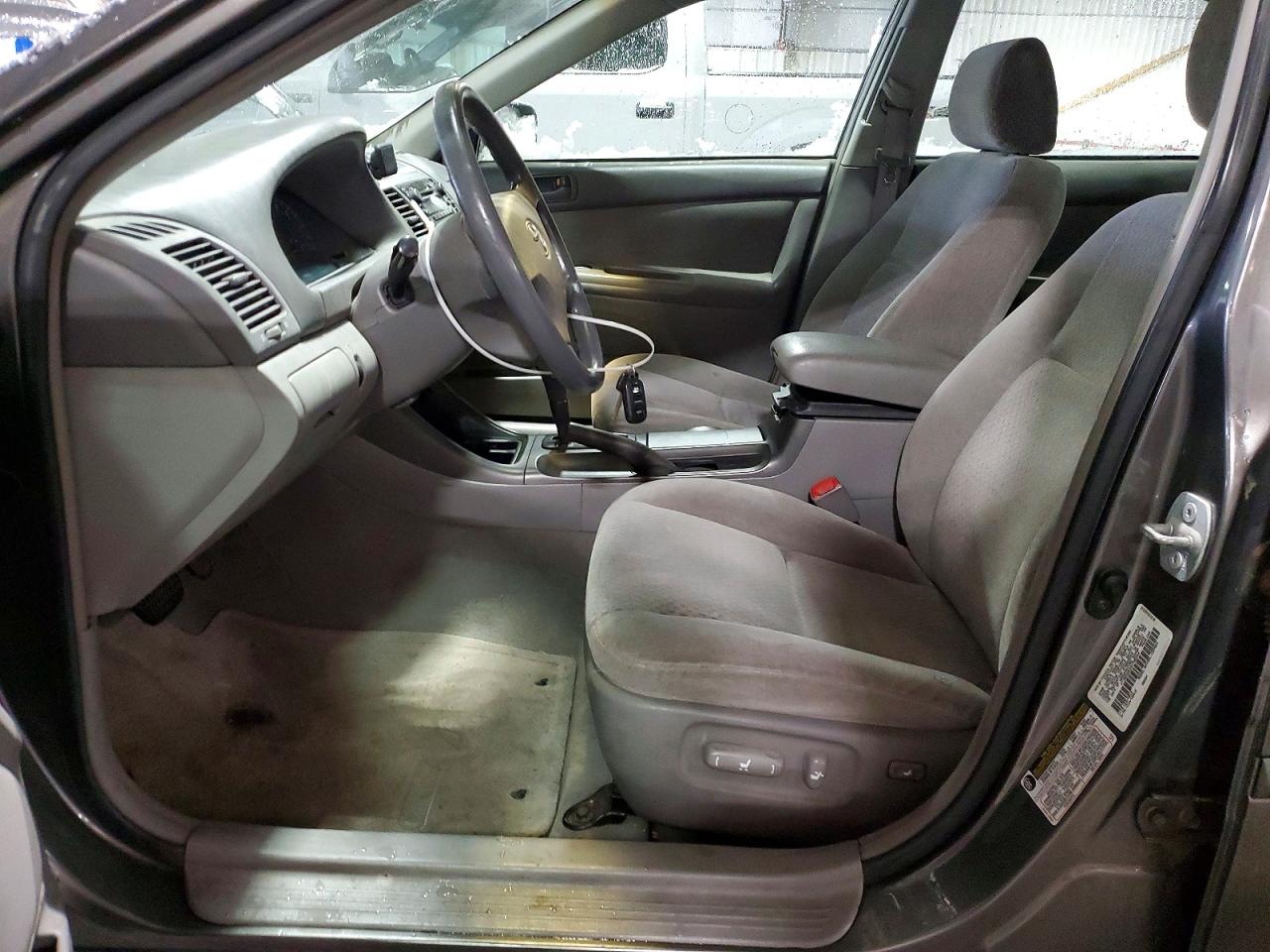 2004 TOYOTA CAMRY LE photo 13