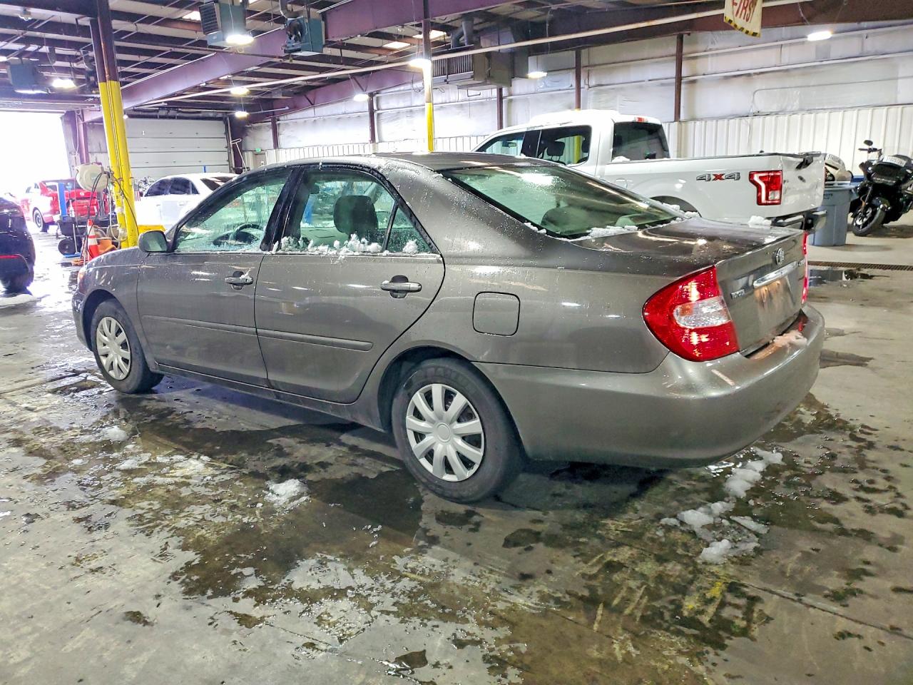 2004 TOYOTA CAMRY LE photo 3