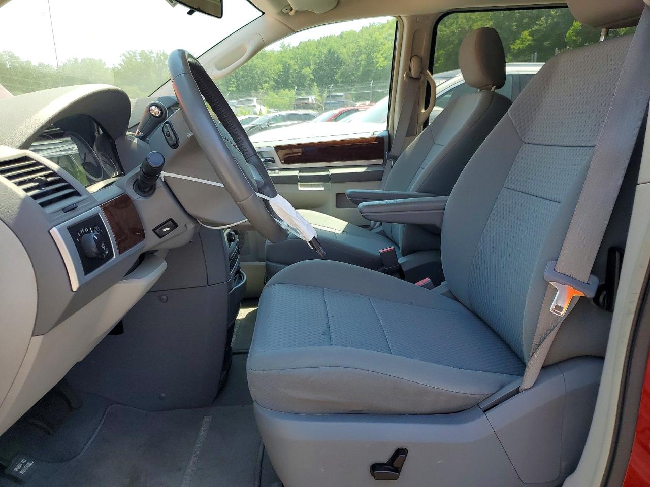 2010 CHRYSLER TOWN & COUNTRY TOURING photo 13