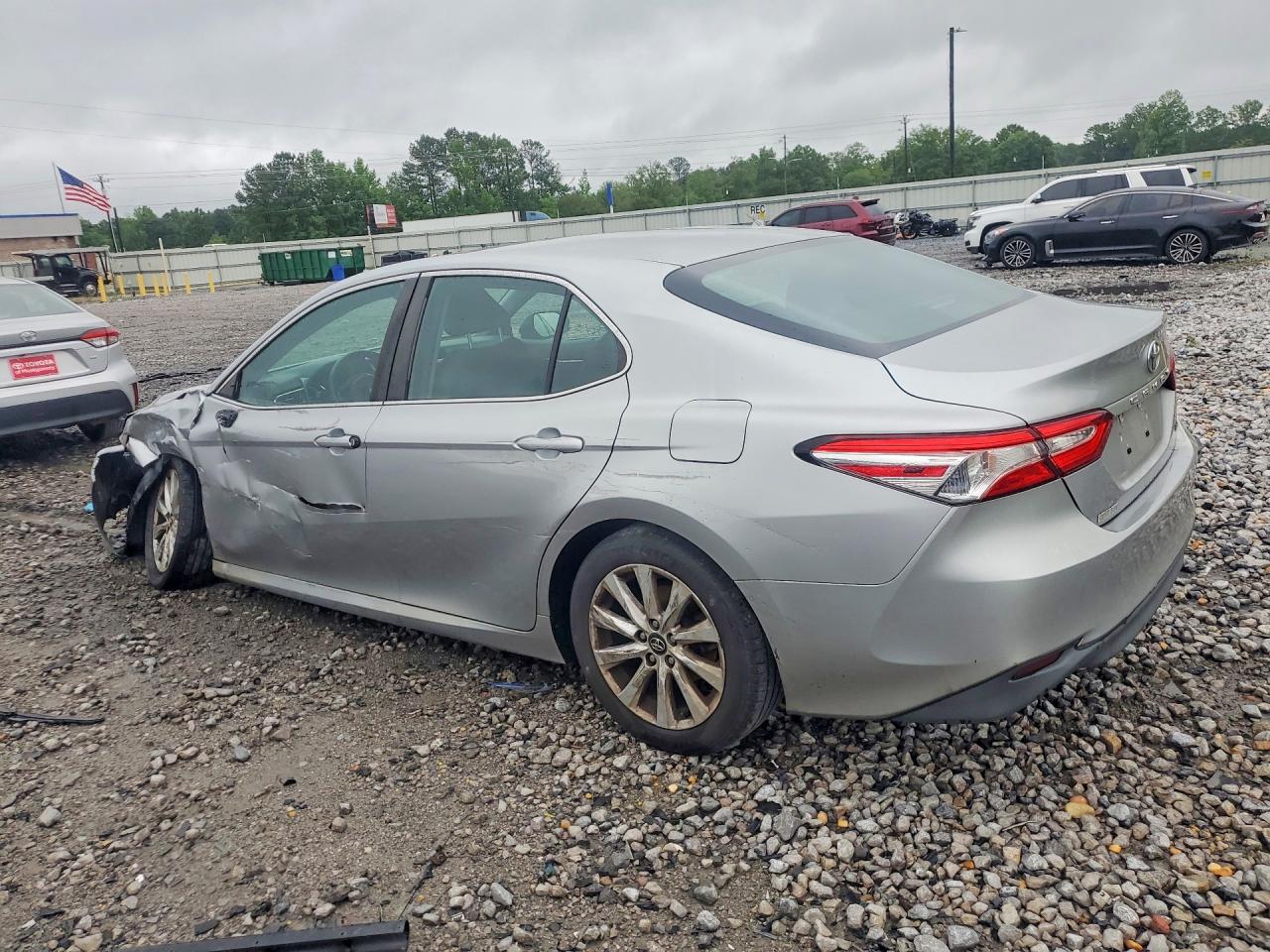 2018 TOYOTA CAMRY LE photo 4
