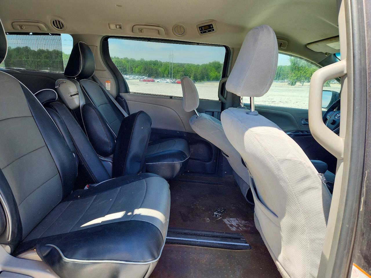2016 TOYOTA SIENNA LE photo 10