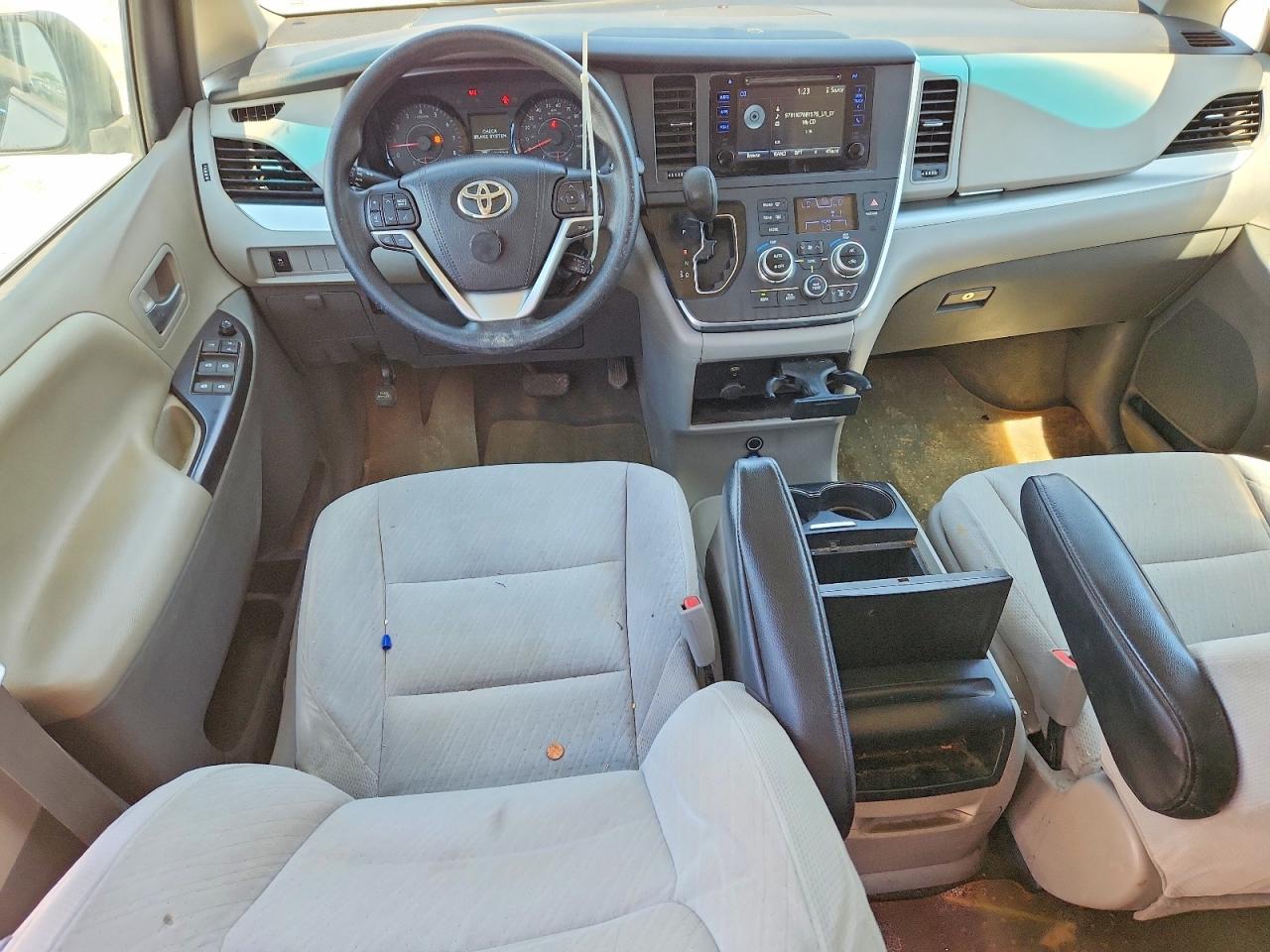 2016 TOYOTA SIENNA LE photo 8