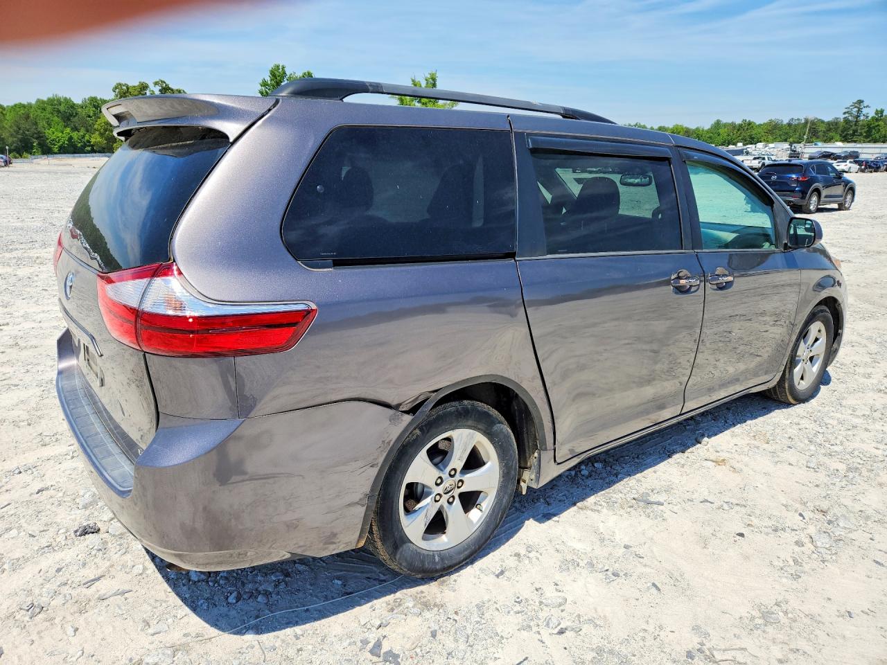 2016 TOYOTA SIENNA LE photo 3
