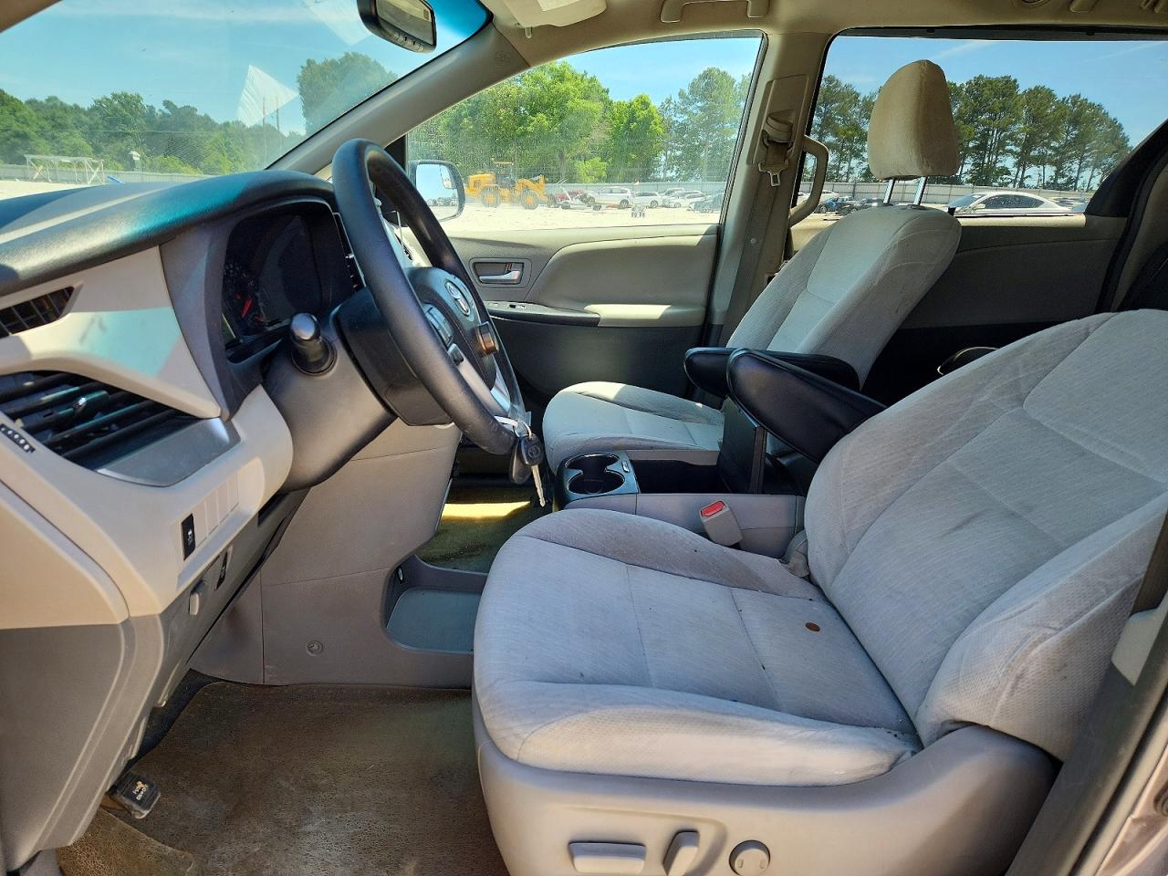 2016 TOYOTA SIENNA LE photo 7