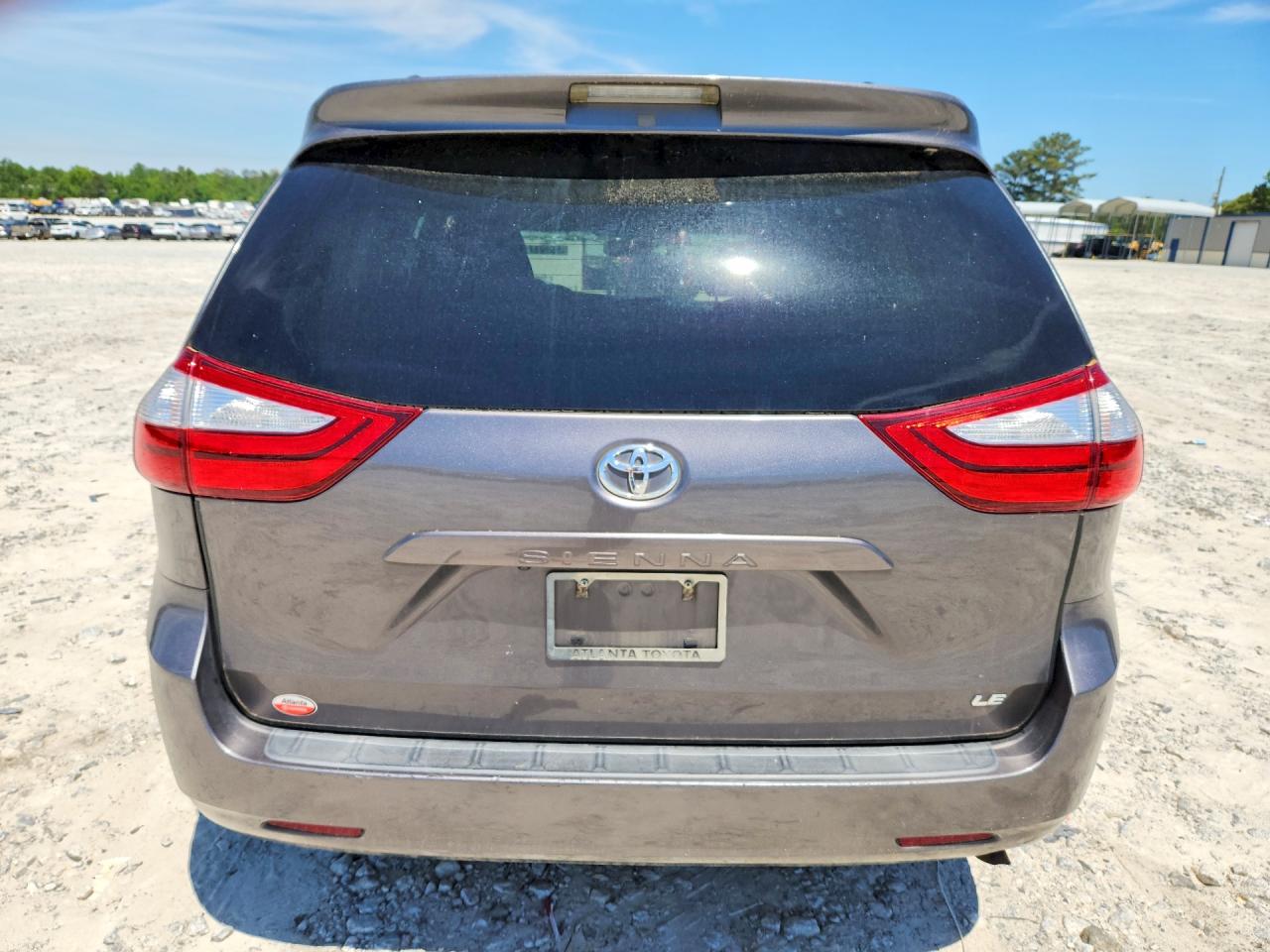 2016 TOYOTA SIENNA LE photo 6