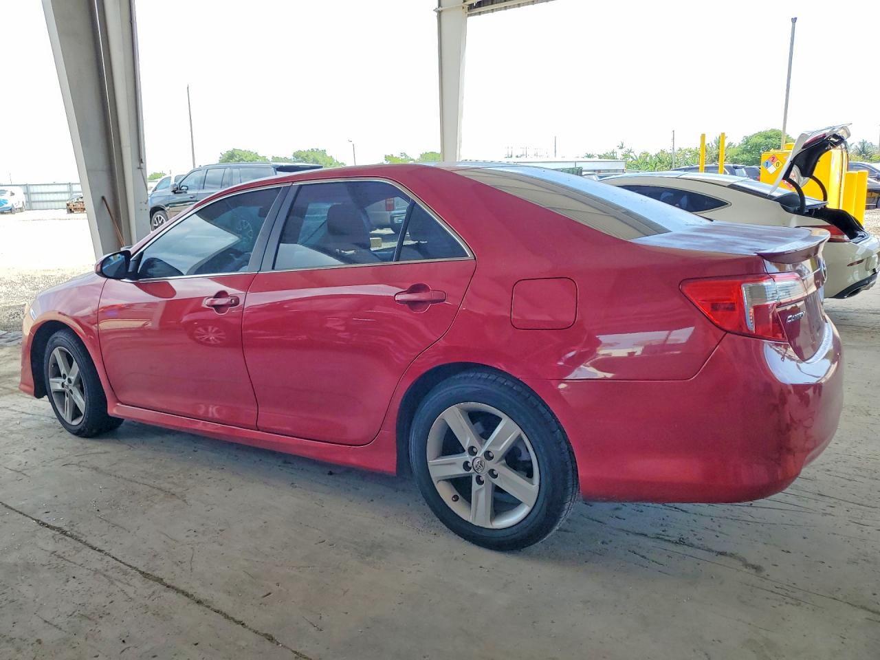 2014 TOYOTA CAMRY SE photo 3