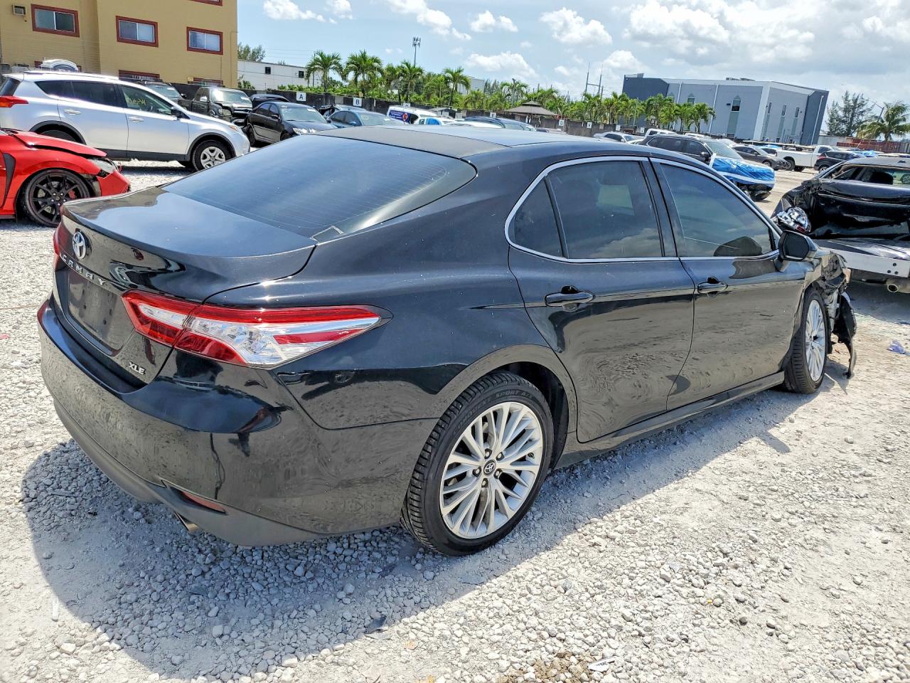2018 TOYOTA CAMRY XLE photo 5