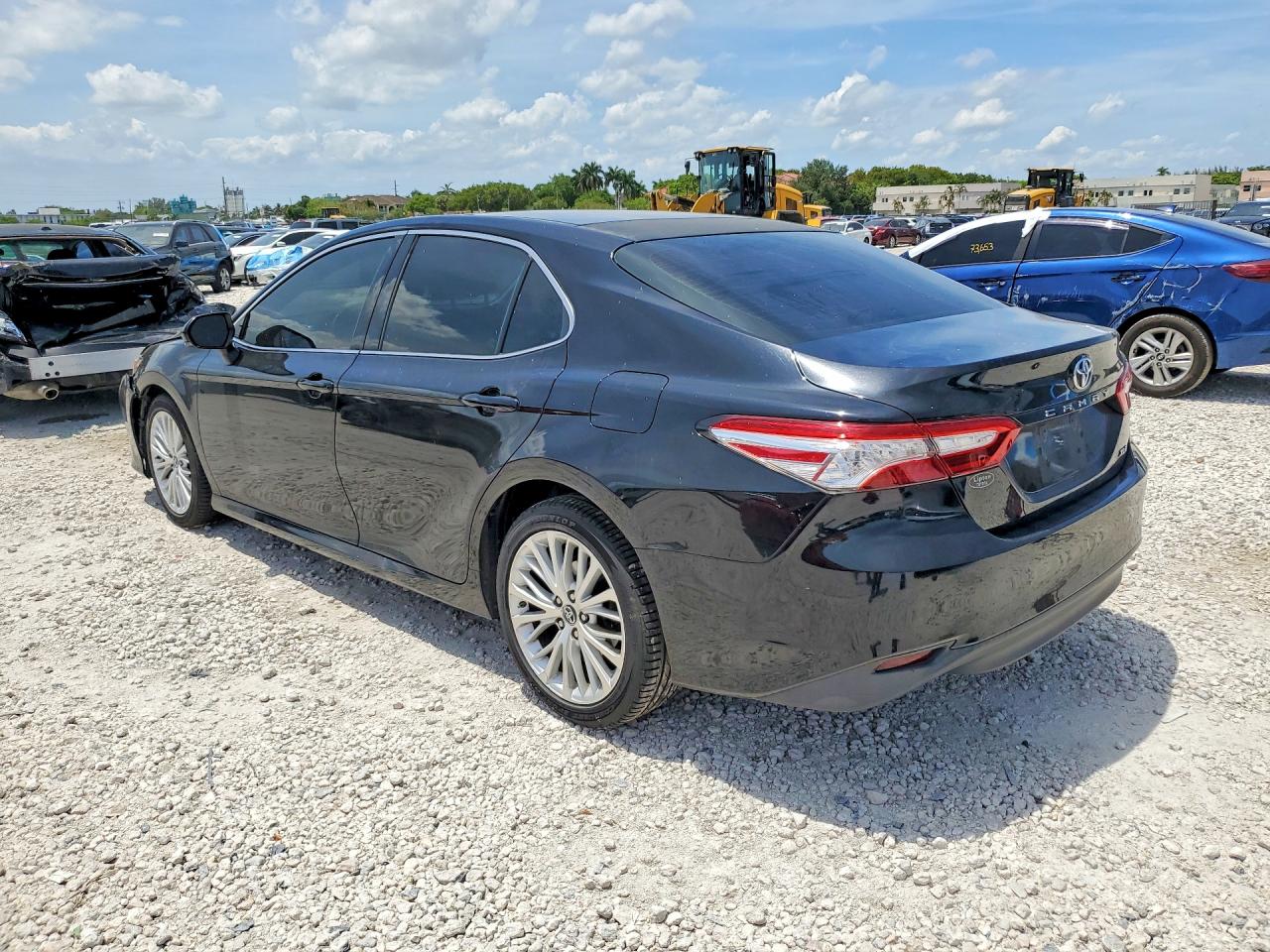 2018 TOYOTA CAMRY XLE photo 3