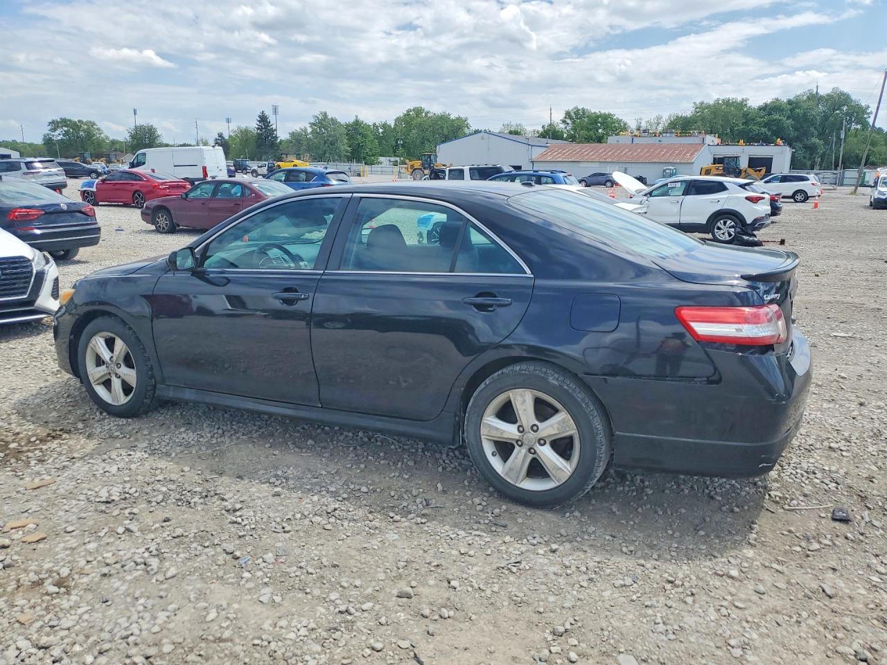 2011 TOYOTA CAMRY SE photo 3