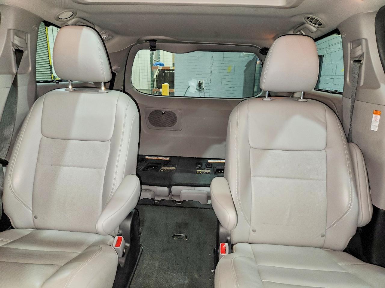 2017 TOYOTA SIENNA LIMITED 7-PASSENGER photo 10