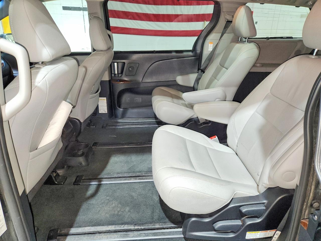 2017 TOYOTA SIENNA LIMITED 7-PASSENGER photo 11