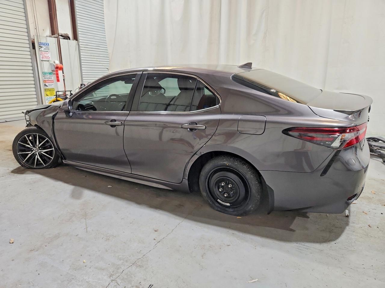 2021 TOYOTA CAMRY SE photo 3