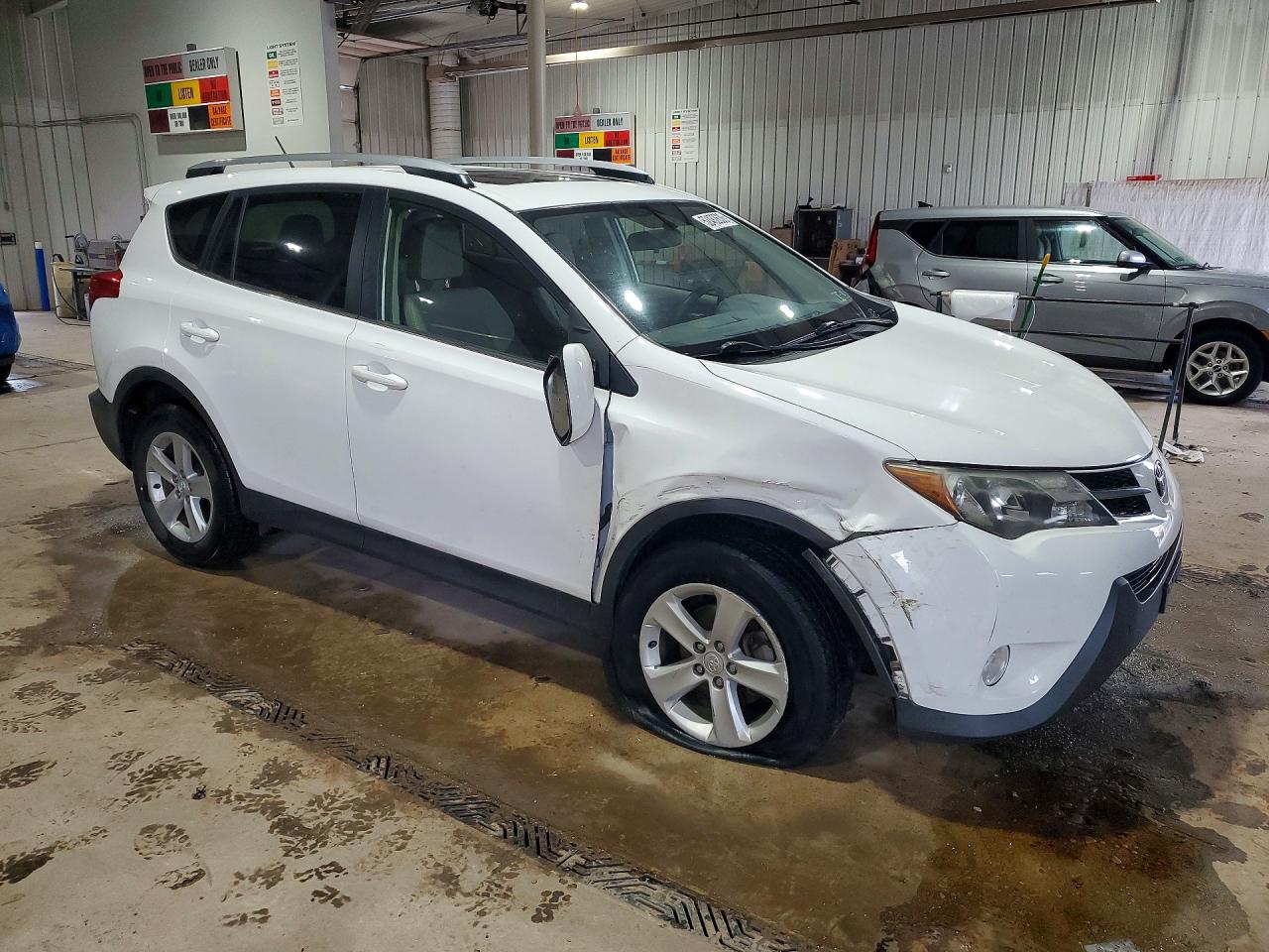 2013 TOYOTA RAV4 XLE photo 7