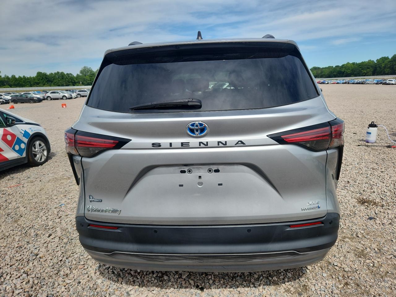 2021 TOYOTA SIENNA XLE photo 11