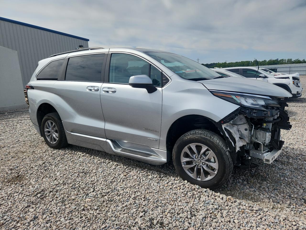 2021 TOYOTA SIENNA XLE photo 7