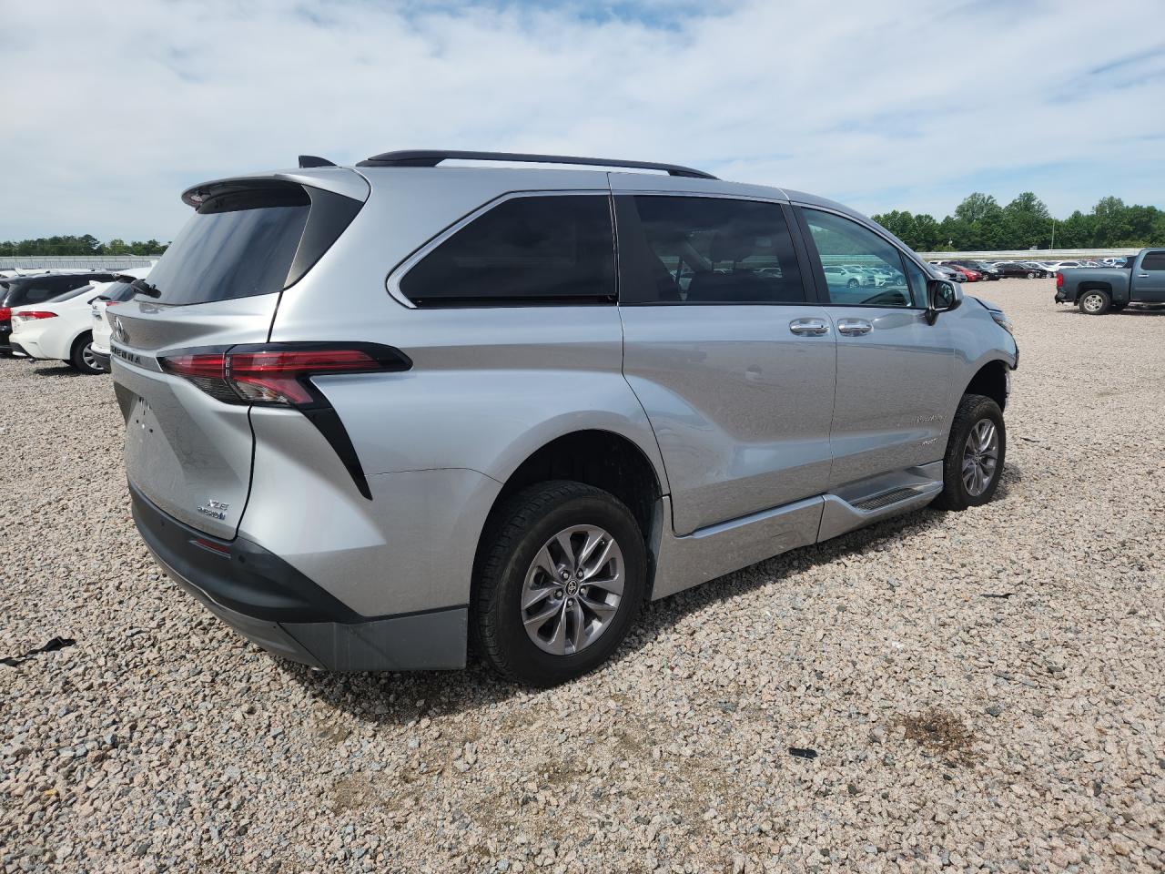 2021 TOYOTA SIENNA XLE photo 5