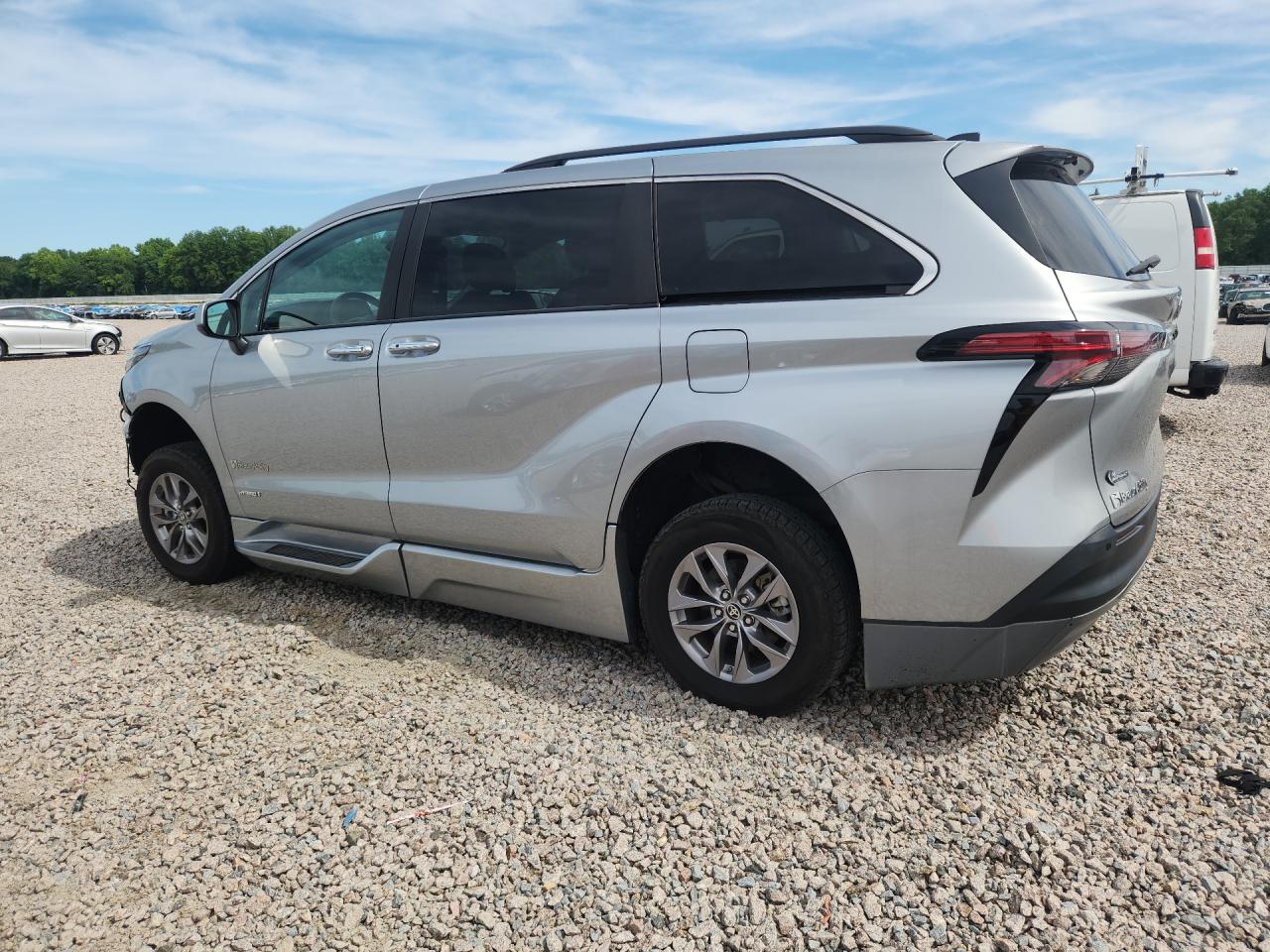 2021 TOYOTA SIENNA XLE photo 3